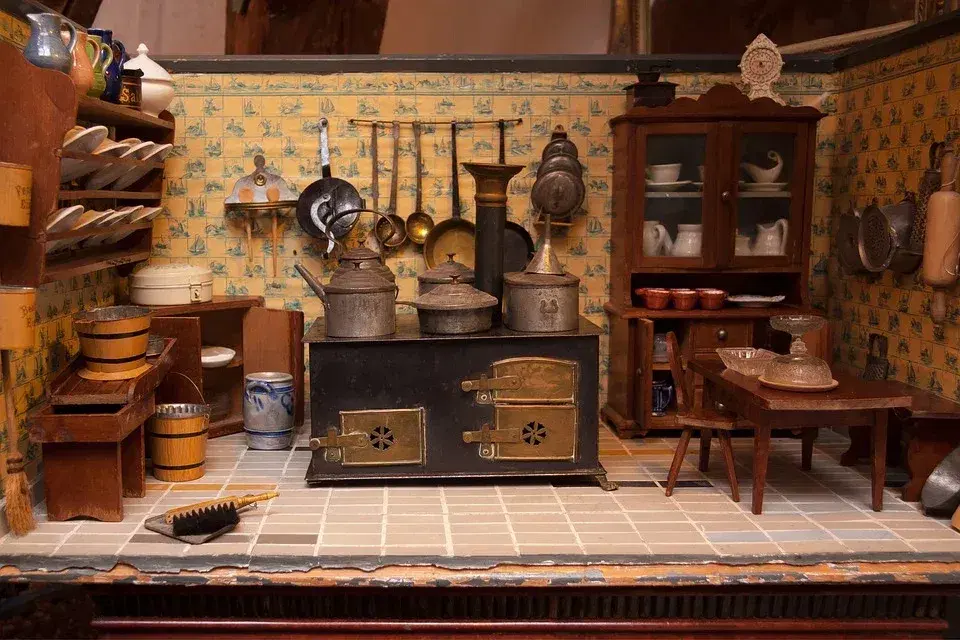 Miniature Victorian-style doll kitchen