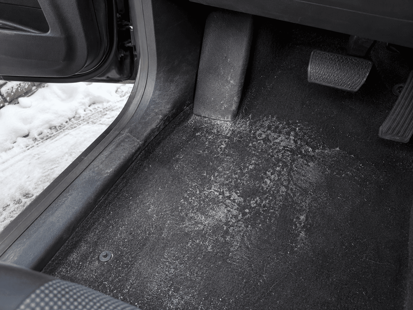 How to Remove Winter Salt Stains from Car Carpets?